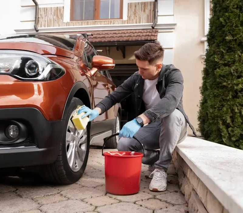 Lavage auto à domicile Lessay : professionnel intervenant sur un véhicule
